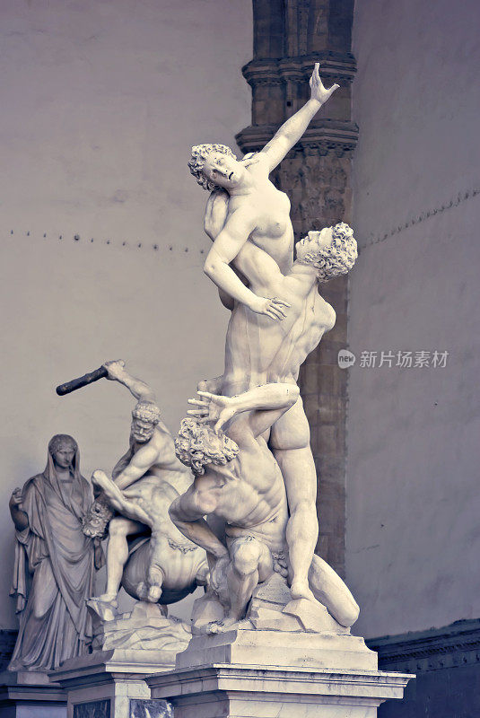 《抢夺萨平妇女》(The Rape of the Sabine Women)，大理石雕像